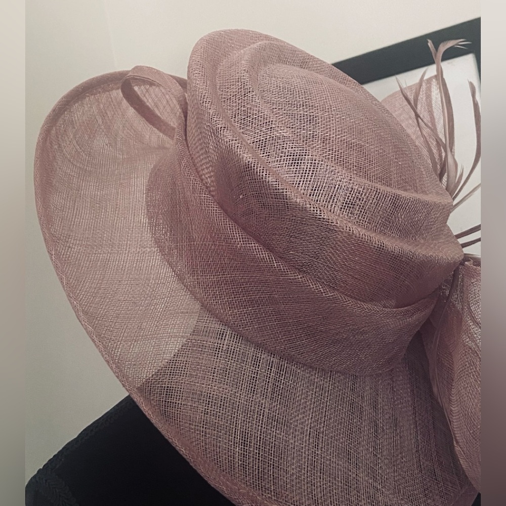 Kentucky Derby Hat. 
Beautiful Light mauve In New Condition, 
Worn once indoors. - Picture 11 of 14